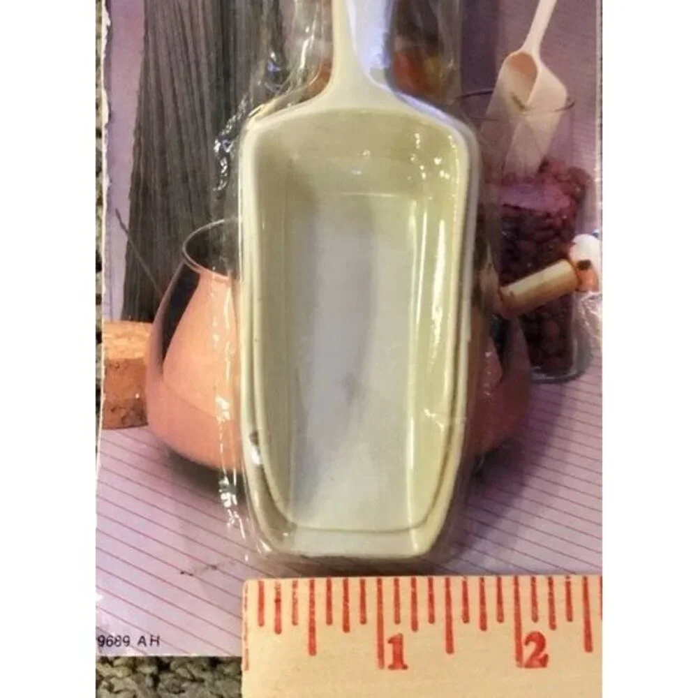 Vintage Plastic Scoops NEW Small Set of 2